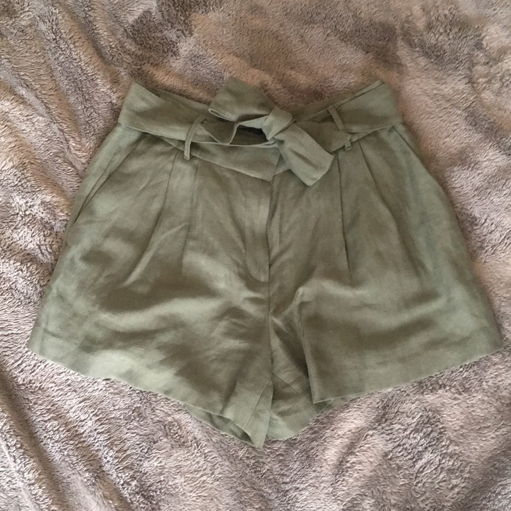 Green size 6 Ann Taylor shorts